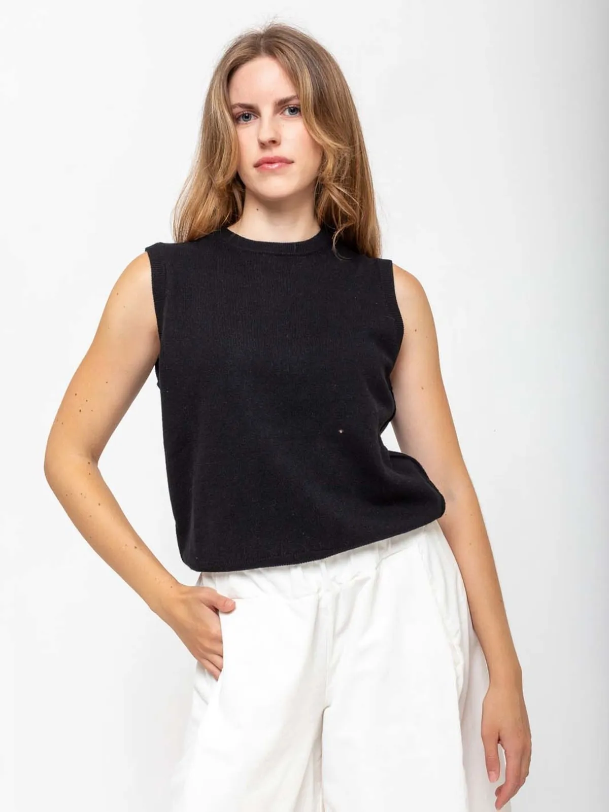 Round Neck Sleeveless Sweater