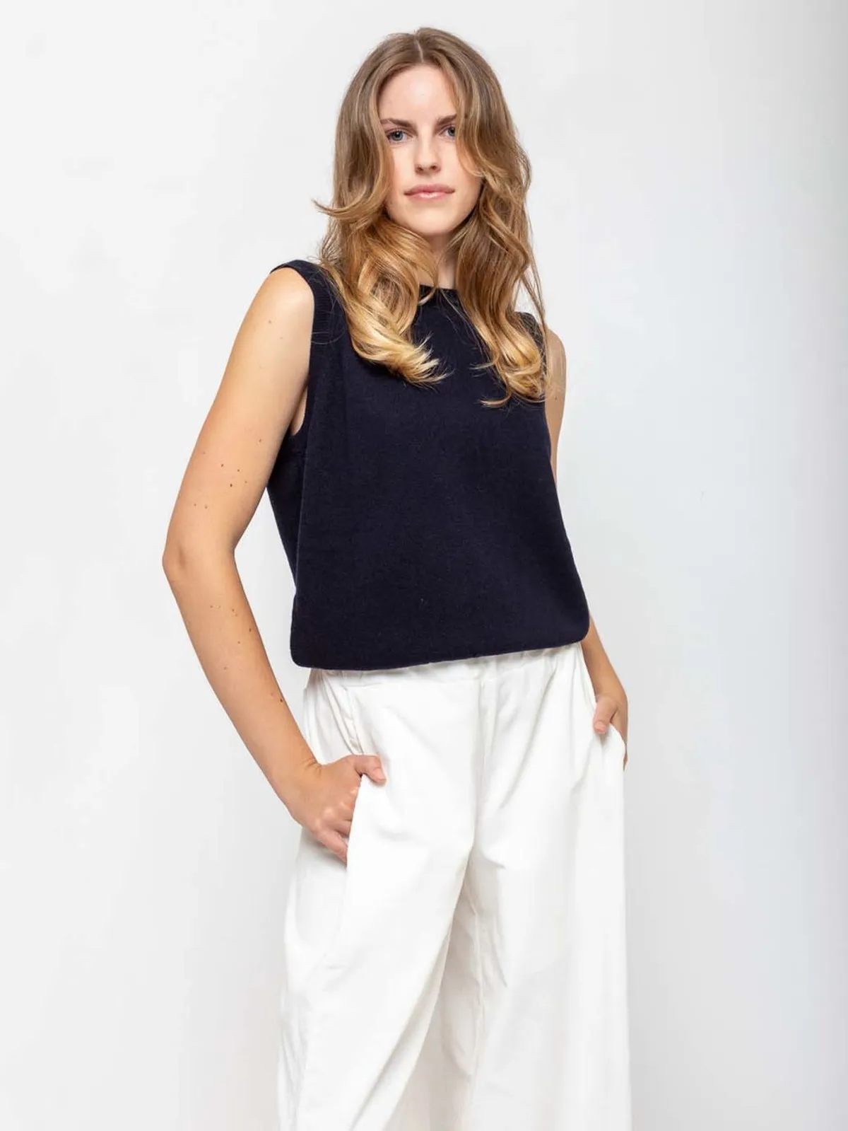 Round Neck Sleeveless Sweater