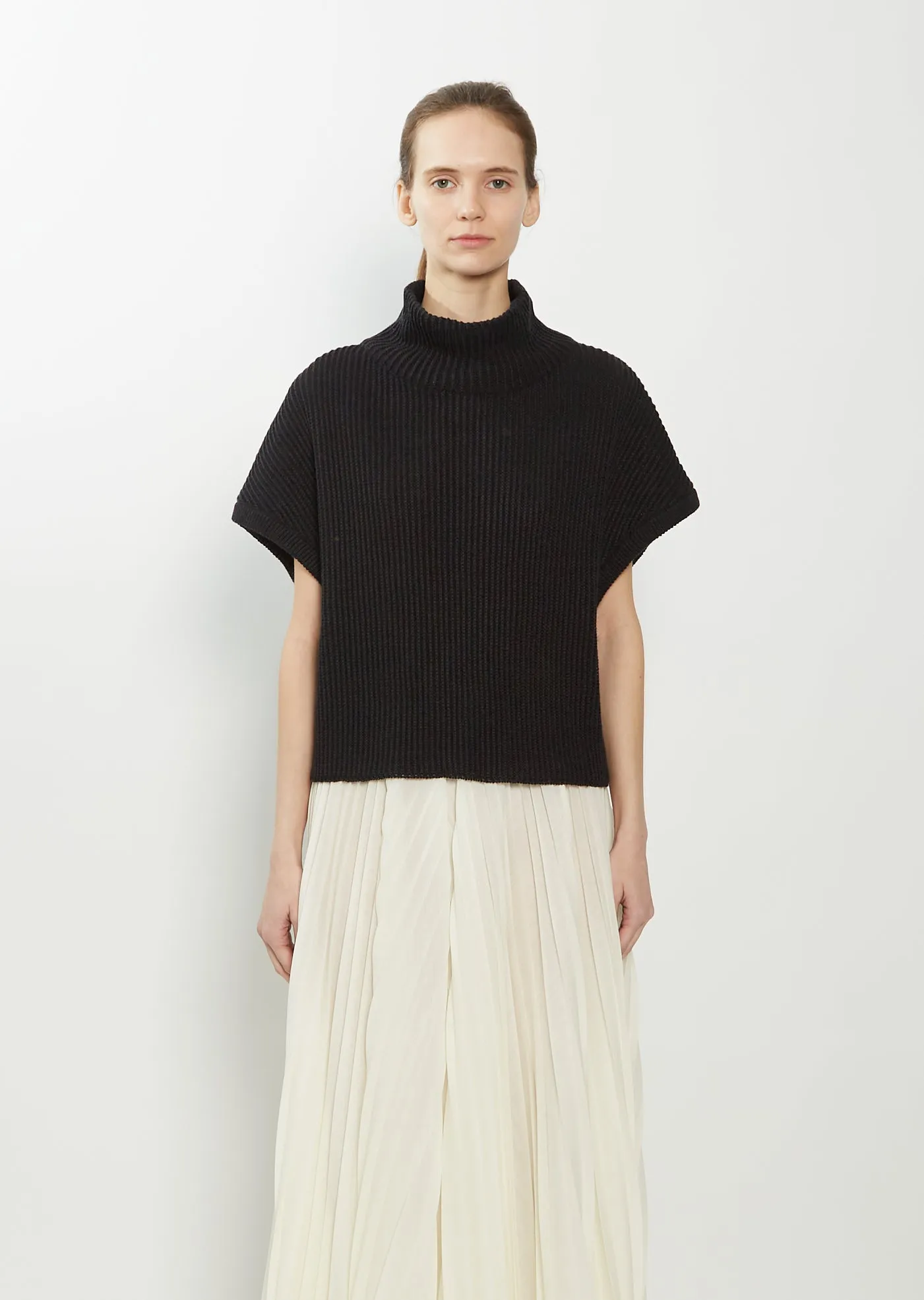 Sleeveless Linen Cashmere Turtleneck Sweater